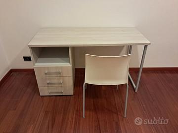 scrivania con sedia