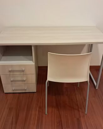 scrivania con sedia