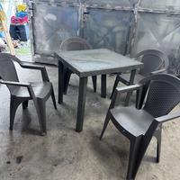 Set di tavolo e sedie in finto vimini