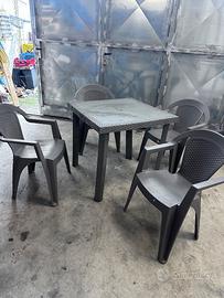 Set di tavolo e sedie in finto vimini