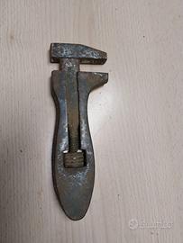 Antica chiave inglese registrabile a rullo