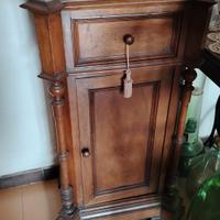 Comodino antico in legno massello con marmo bianco