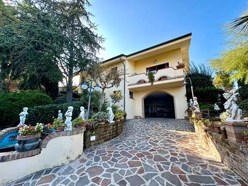 Stai c ercando una villa con piscina e Dependance