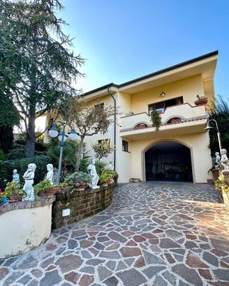Stai c ercando una villa con piscina e Dependance