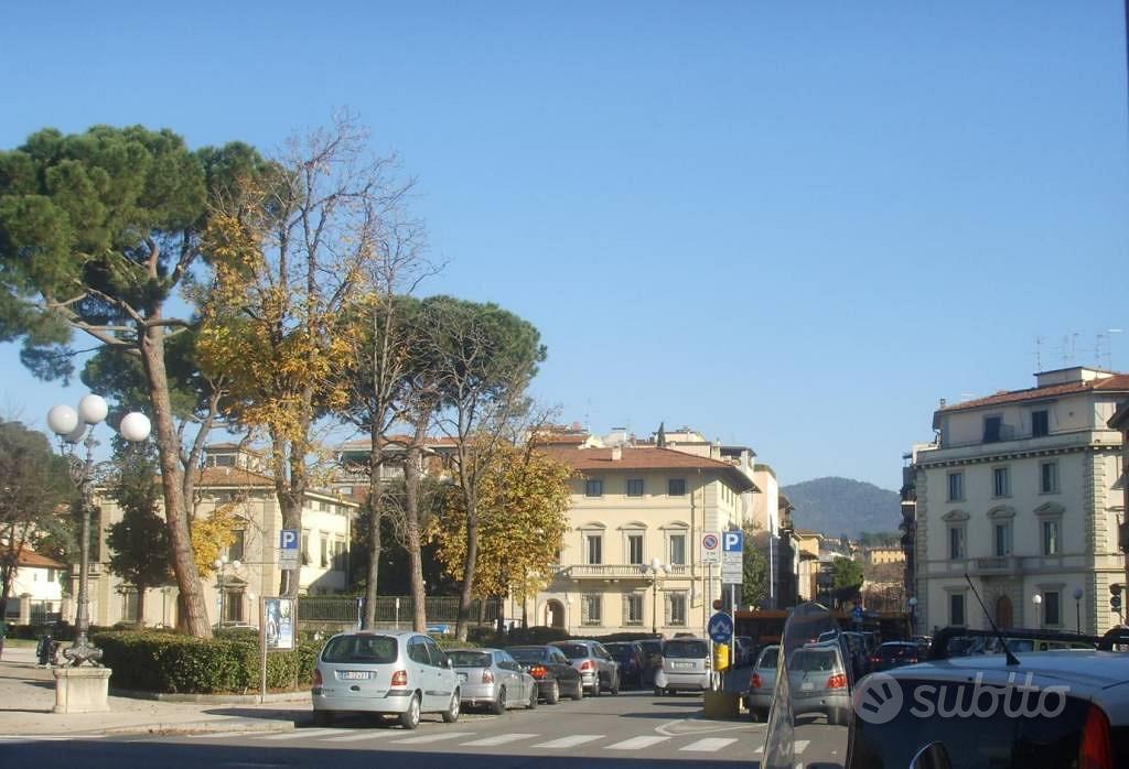 Palazzo / Stabile di 800 m² con più di 5 locali a