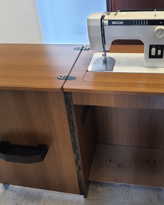 Macchina da cucire Necchi 517  con mobiletto