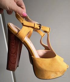 Sandali alti gialli scamosciati tacco in legno 