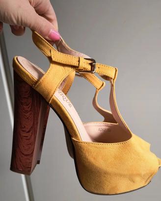 Sandali alti gialli scamosciati tacco in legno 
