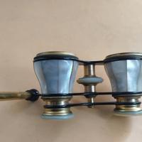 Binocolo antico da teatro in ottone e madreperla.