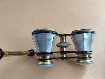 Binocolo antico da teatro in ottone e madreperla.