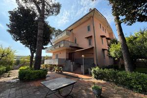 Villa di 450 m² con più di 5 locali e box auto dop
