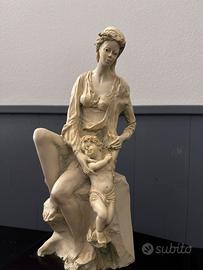 Statua maternità in resina con base in legno