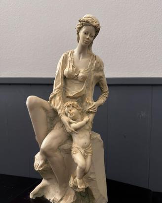 Statua maternità in resina con base in legno