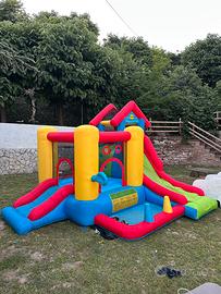 Castello gonfiabile per bambini