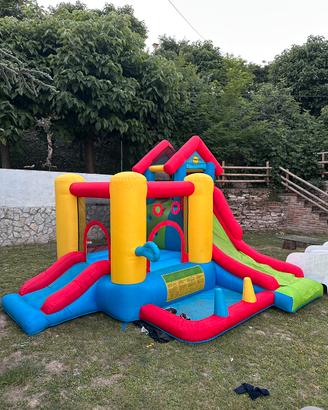 Castello gonfiabile per bambini