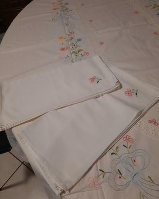 Tovaglia nuova ricamata a mano con 12 tovaglioli 
