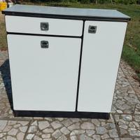 mobiletto da bagno con portabiancheria