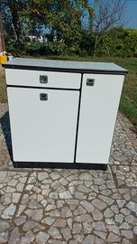 mobiletto da bagno con portabiancheria