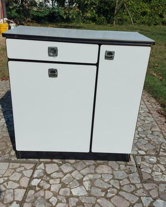 mobiletto da bagno con portabiancheria