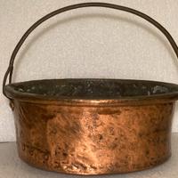 Antica pentola bassa in rame