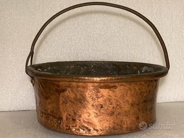 Antica pentola bassa in rame