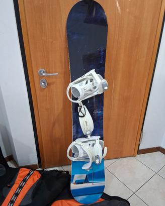 Tavola da snowboard con attacchi