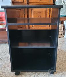 Carrello porta TV nero in legno con rotelle