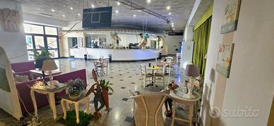 Locale adibito a bar con vari bagni e posti auto