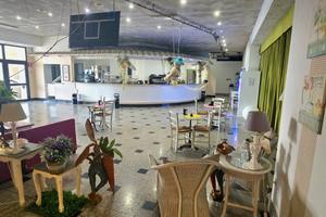 Locale adibito a bar con vari bagni e posti auto