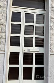Portone d'ingresso con sopraluce incluso 