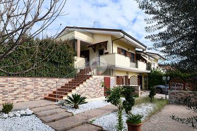 PORZIONE DI BIFAMILIARE A ROMA