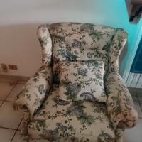 poltrona in tessuto fiorato
