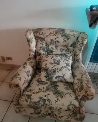 poltrona in tessuto fiorato