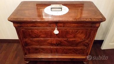 Commode in noce e radica