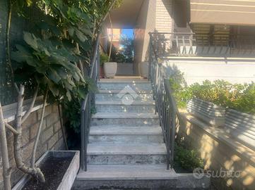 VILLA A SCHIERA A ROMA
