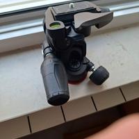 treppiede Manfrotto con testa