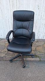 Poltrona da ufficio girevole in simil pelle nera