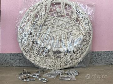 Sedia a dondolo in macramé beige