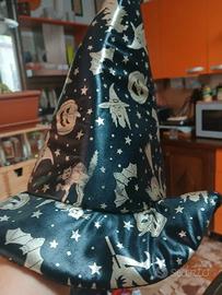 Cappello da strega nero con decorazioni dorate