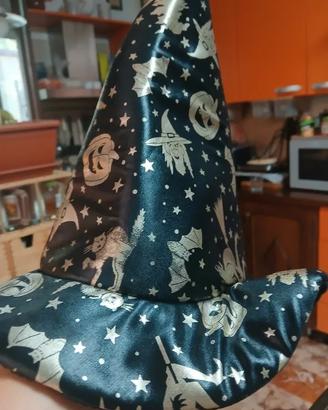 Cappello da strega nero con decorazioni dorate