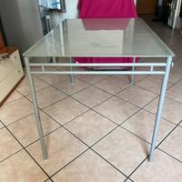 tavolo con pianale in vetro