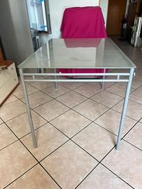 tavolo con pianale in vetro