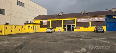 Privato capannone commerciale