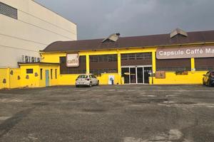 Privato capannone commerciale