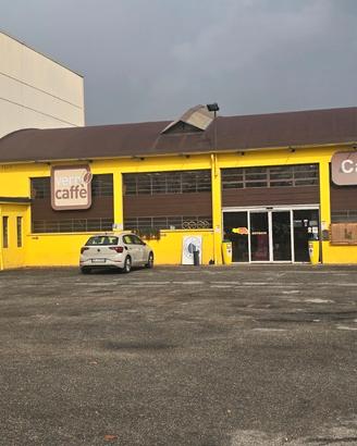 Privato capannone commerciale