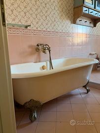 Vasca da bagno vintage con piedini decorati e rubi