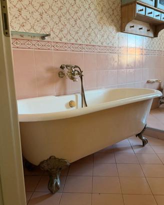 Vasca da bagno vintage con piedini decorati e rubi
