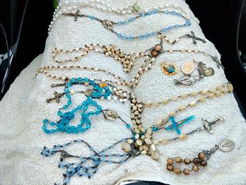 Rosari vari e reliquia Padre pio.