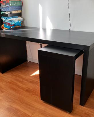 Scrivania MALM ikea con ripiano estraibile nera