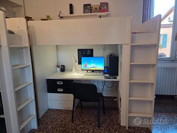 Letto a soppalco con scaffale e scrivania di Ikea
